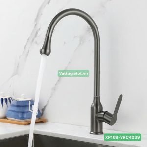 òi rửa chén lạnh XP168-VRC4039 được làm từ inox 304 cao cấp, bề mặt phủ nano chống bám bẩn, chống trầy xước, dễ vệ sinh. Thiết kế cao 43cm